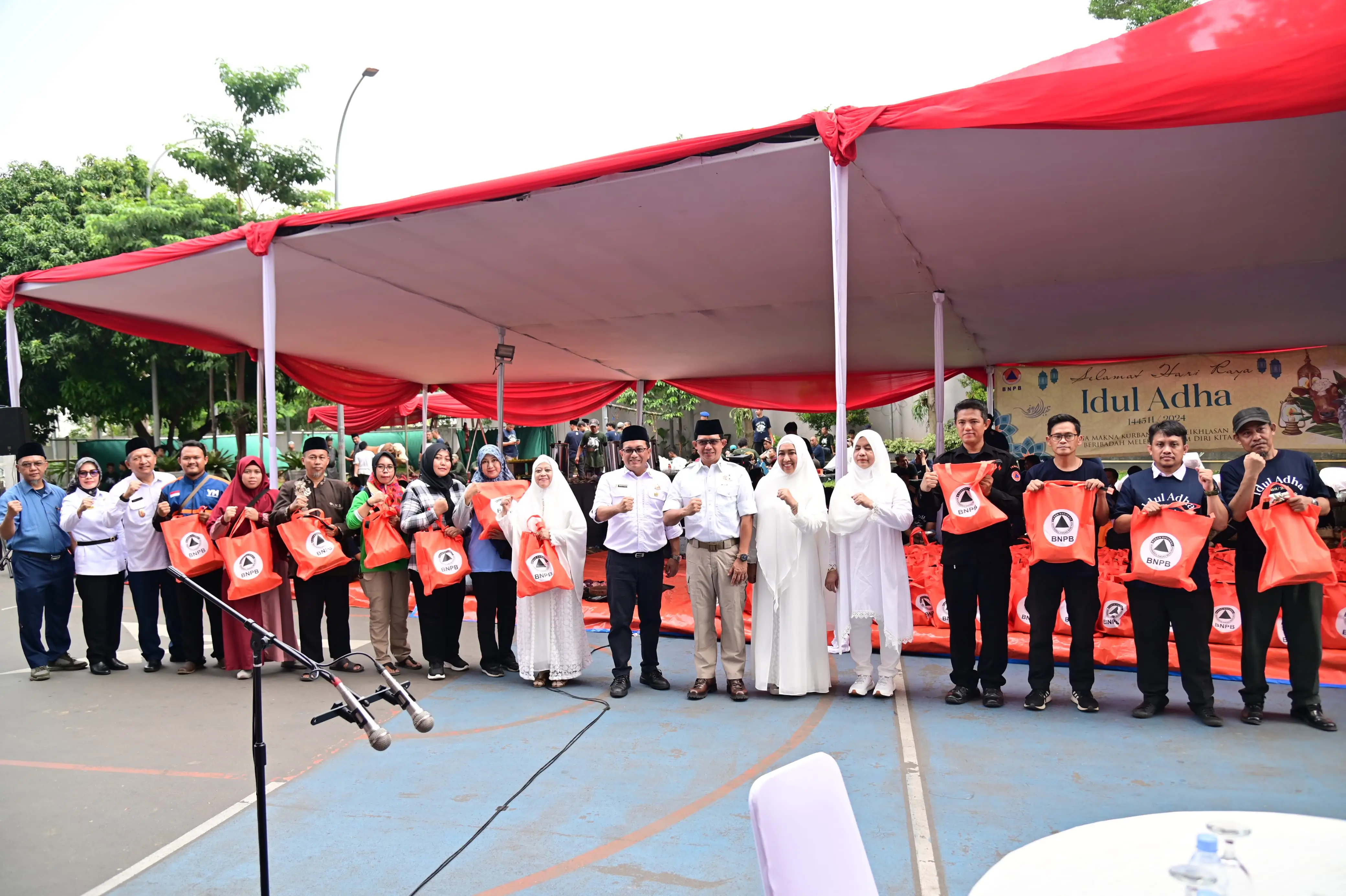 Kepala BNPB Letjen TNI Suharyanto, S.Sos., M.M., berserta pejabat tinggi di lingkungan BNPB bersama para perwakilan penerima daging kurban, Rabu (19/6).